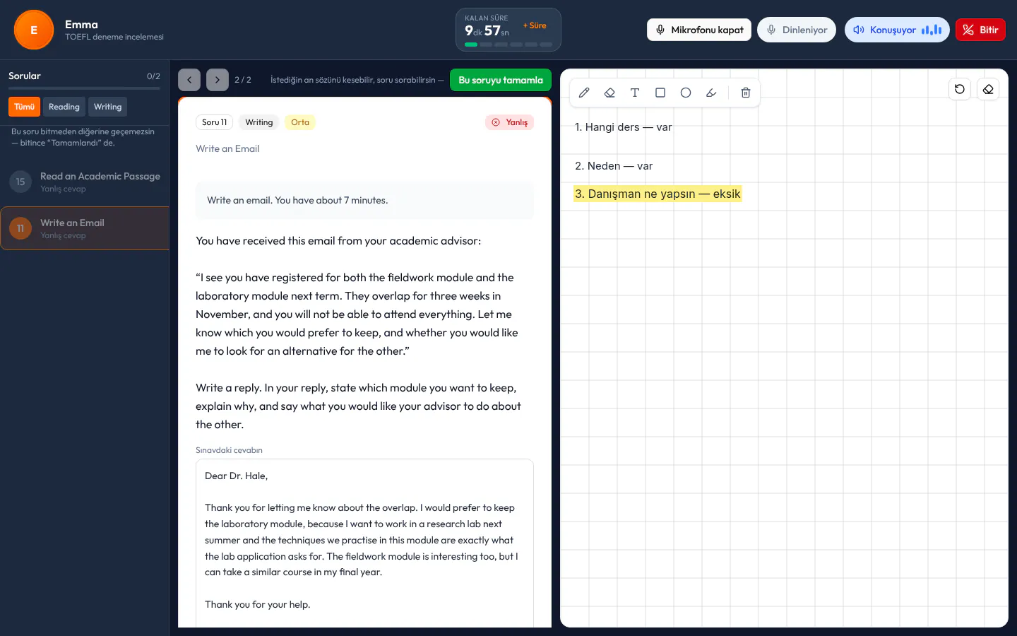 AI Tutor ders ekranı: solda yanlış ve boş bırakılan sorular, ortada TOEFL Write an Email görevi, öğrencinin e-postası ve puanıyla, sağda hocanın tahtaya yazdığı notlar.